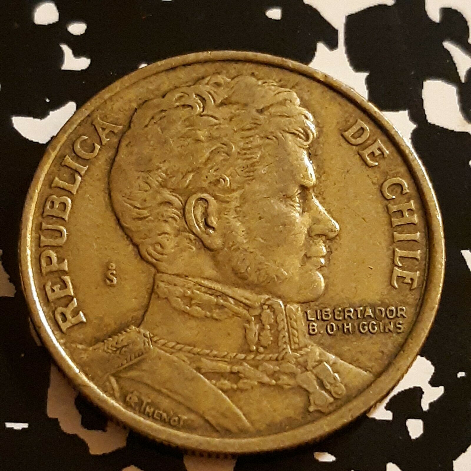 One 1979 Republic of Chile Bronze Peso coin , km#208a